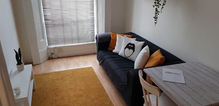 1 Bedroom Flat To Rent In Oakley Square, London, NW1