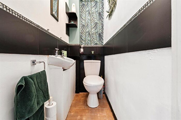 3 Bedroom Terraced House For Sale In Redwood, Sale, M33