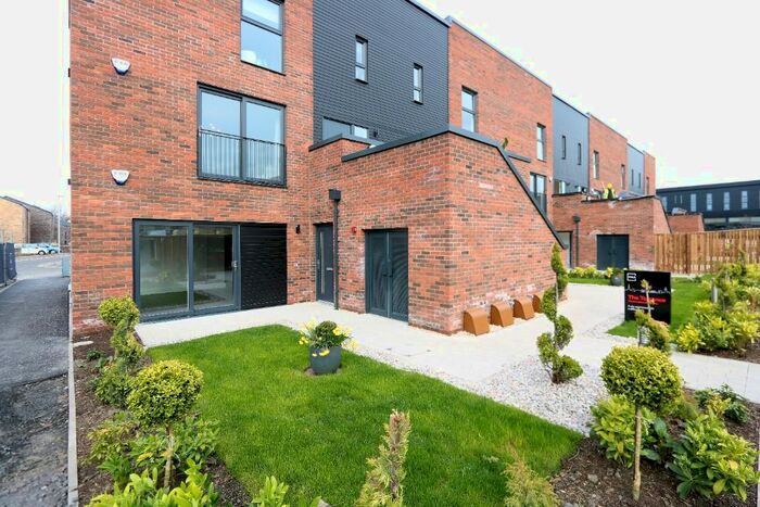 2 Bedroom Flat To Rent In Festival Court, Glasgow, G51