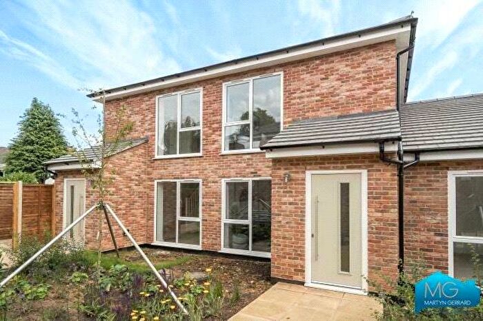 2 Bedroom Bungalow For Sale In Dudley Road, London, N3