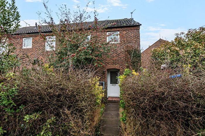 3 Bedroom Semi Detached House For Sale In Ailward Road, Aylesbury, HP19