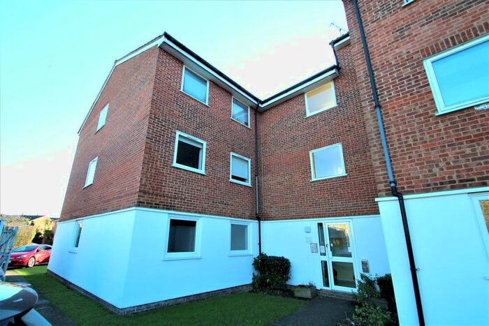 2 Bedroom Flat To Rent In Swans Hope, Loughton, IG10