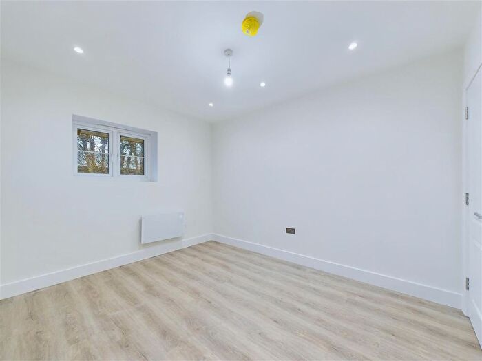 1 Bedroom Flat To Rent In Beechwood Grove, London, W3
