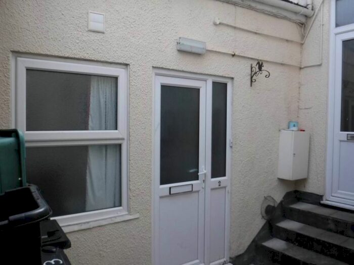 2 Bedroom Flat To Rent In Queen Street, Newton Abbot, Devon, TQ12