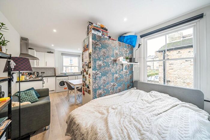 Flat To Rent In Brook Drive, Kennington, London, SE11