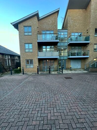 2 Bedroom Flat To Rent In Church Street, Sittingbourne, ME10