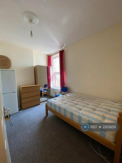 Studio To Rent In Finchley Road, London, NW11