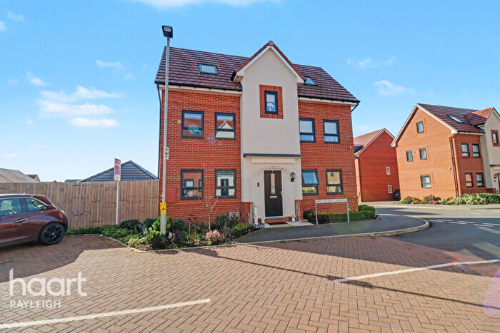 4 Bedroom Detached House For Sale In Eveleigh Gardens, Hockley, SS5