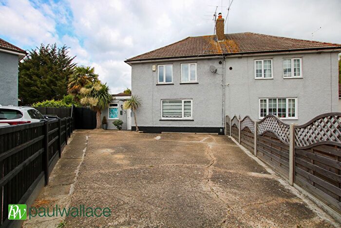 4 Bedroom Semi-Detached House For Sale In North Road, Waltham Cross, EN8