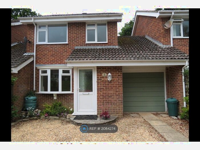 3 Bedroom Detached House To Rent In Stanford Rise, Sway, SO41