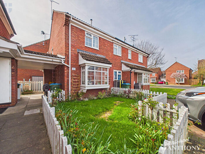 2 Bedroom Cluster House For Sale In Webster Road, Aylesbury, HP21