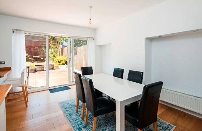 2 Bedroom Flat To Rent In Greenhurst Road, London, SE27