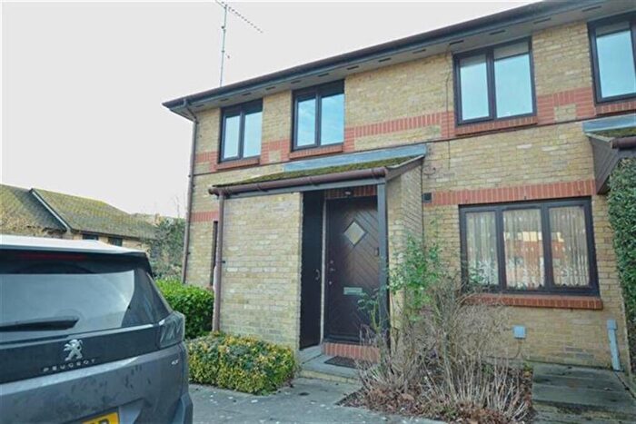 1 Bedroom Apartment To Rent In Maple Gate, Loughton, IG10