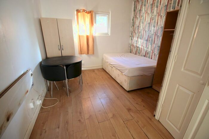 Studio To Rent In Hanworth Road, Hounslow, Middlesex TW3