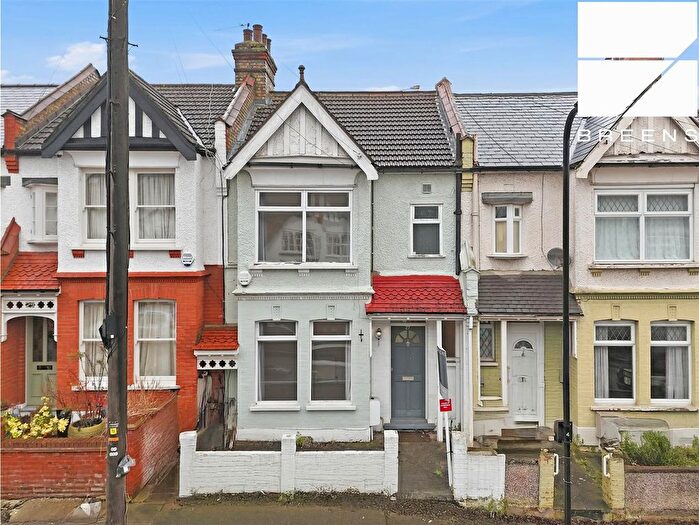 3 Bedroom Property For Sale In Lyndhurst Road, London, E4