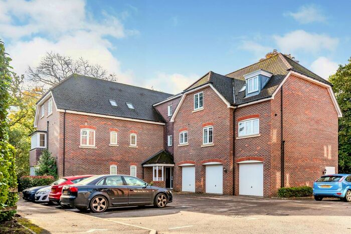 2 Bedroom Flat To Rent In Cranwells Lane, Farnham Common, SL2
