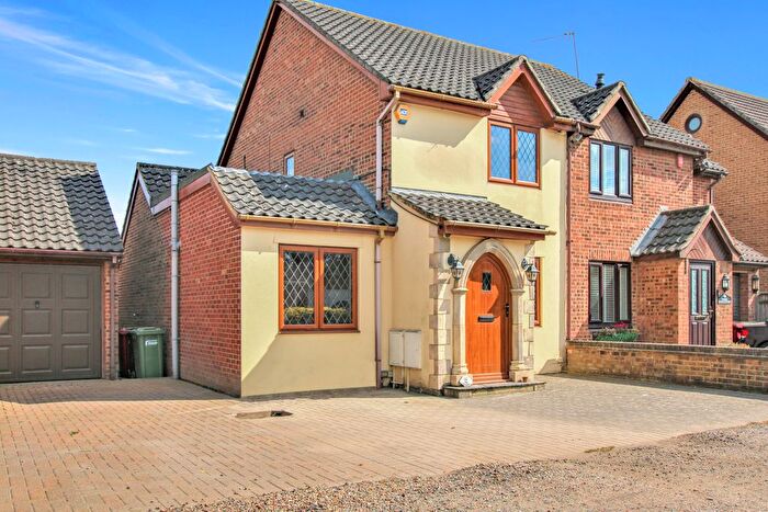 3 Bedroom Semi-Detached House To Rent In Springfield Road, Langley, Slough, SL3