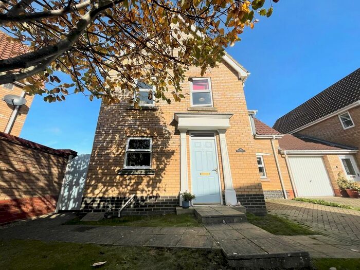 4 Bedroom Semi-Detached House To Rent In Monarch Way, Carlton Colville, NR33