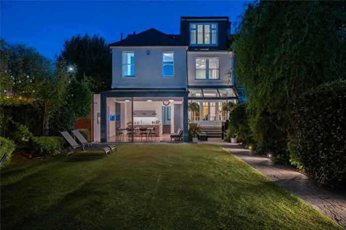 4 Bedroom End Of Terrace House For Sale In The Mall, London, N14