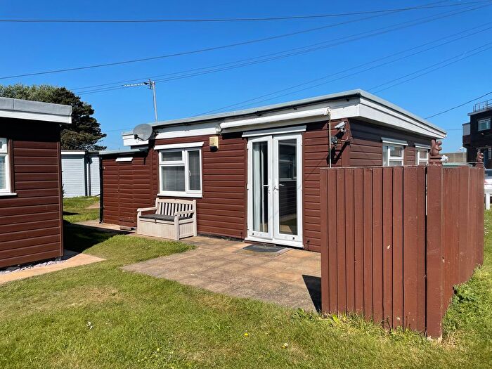 2 Bedroom Mobile/park Home For Sale In Marine Parade, Sheerness, ME12
