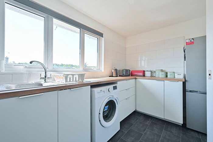 1 Bedroom Flat For Sale In Scottswood Road, Bushey, WD23
