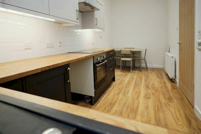 1 Bedroom Flat To Rent In Richmond Park Avenue, Queens Park, BH8