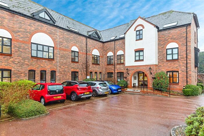 1 Bedroom Flat For Sale In Lenten Street, Alton, Hampshire, GU34