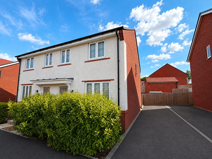 3 Bedroom Semi-Detached House To Rent In Mowbray Drive, Bushby, LE7