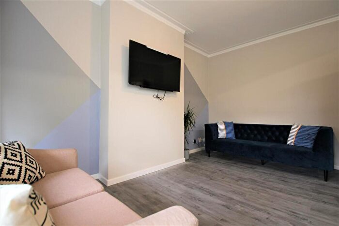 5 Bedroom Apartment To Rent In Belle Vue Road, Hyde Park, Leeds, LS3