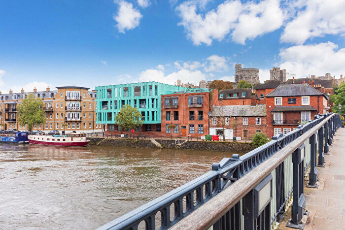 2 Bedroom Apartment For Sale In Farm Yard, Windsor, Berkshire, SL4