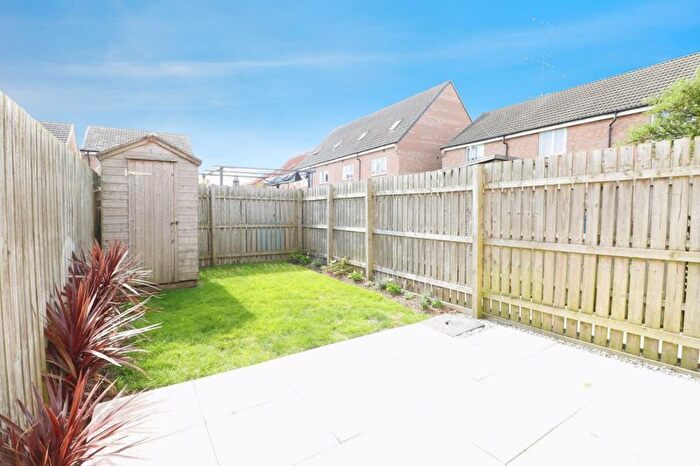 3 Bedroom Terraced House For Sale In Stable Way, Kingswood, HU7