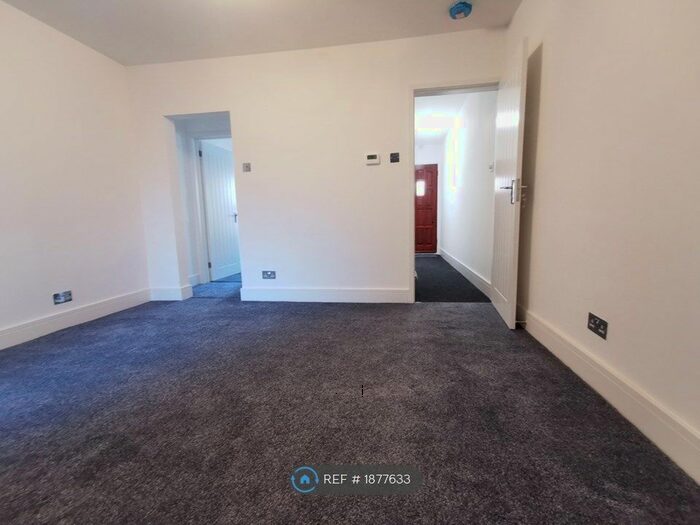 2 Bedroom Flat To Rent In Pitcroft Avenue, Reading, RG6