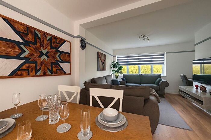 2 Bedroom Flat To Rent In Barton Road, Headington, Oxford, OX3