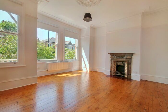 2 Bedroom Flat To Rent In South Croxted Road (), West Dulwich., SE21