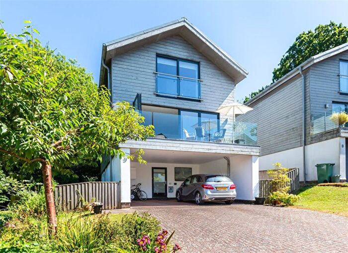 4 Bedroom Detached House For Sale In Beautiful Detached Home, Chain Free - Solent Lawns, Gurnard, PO31