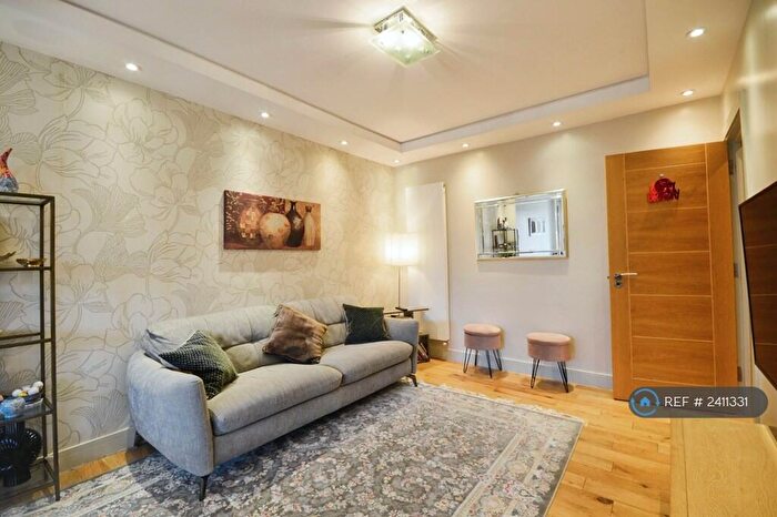 4 Bedroom Flat To Rent In Pennine Drive, London, NW2