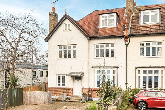 3 Bedroom Flat To Rent In Prentis Road, London, SW16