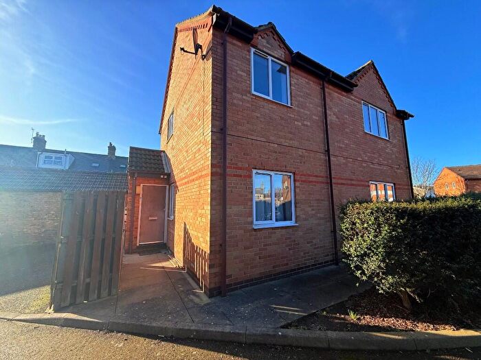 2 Bedroom Maisonette For Sale In Gladstone Close, Biggleswade, Bedfordshire, SG18