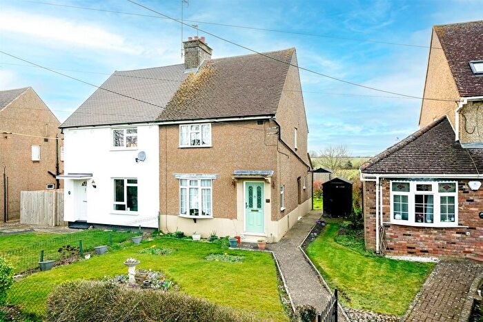 3 Bedroom Semi-Detached House For Sale In Dunstable Road, Dagnall, HP4