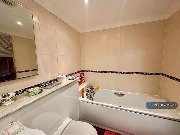 2 Bedroom Flat To Rent In Garden Mews, Harrogate, HG2