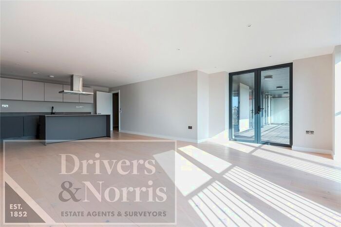 3 Bedroom Flat To Rent In Tottenham Lane, Crouch End, London, N8