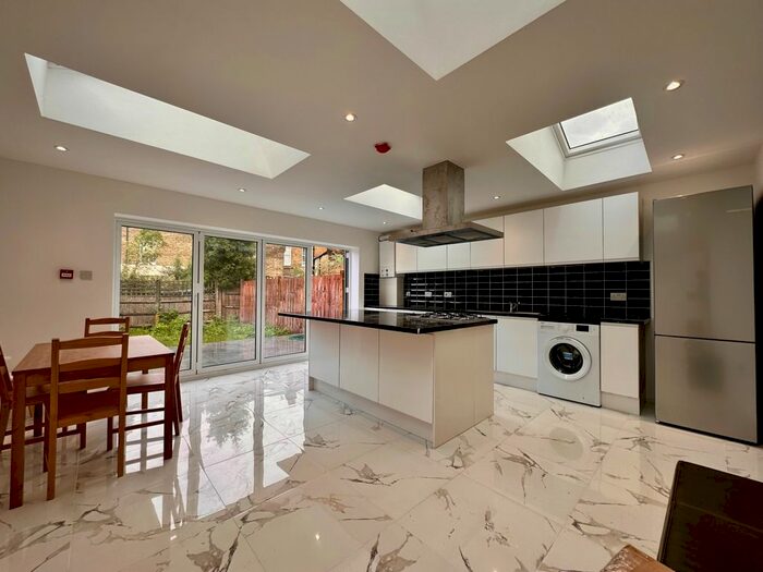 3 Bedroom Flat To Rent In Trinity Road, London, SW17