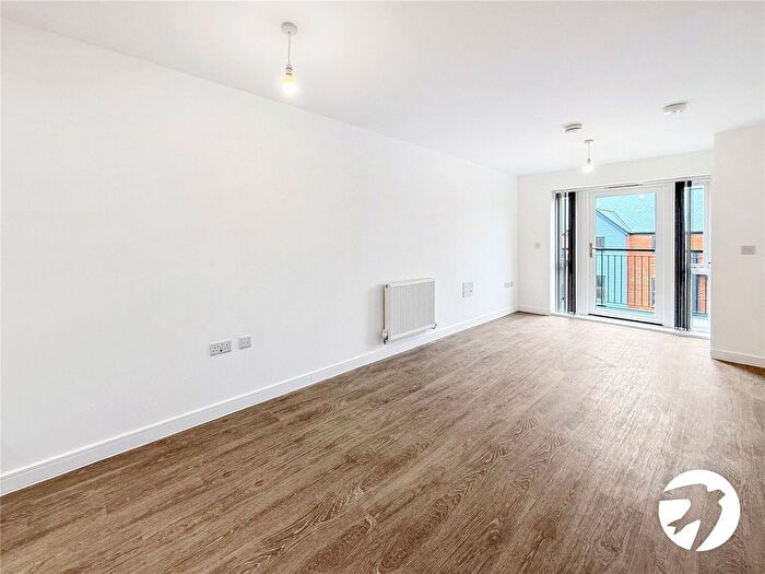 2 Bedroom Flat To Rent In Batesford Close, Kings Hill, West Malling, Kent, ME19
