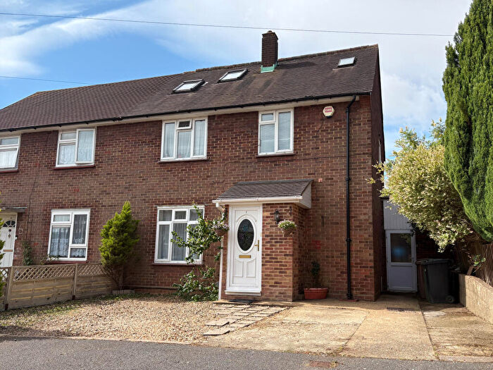 3 Bedroom Semi-Detached House For Sale In The Grove, Luton, LU1