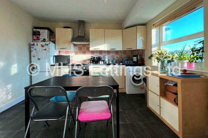 3 Bedroom Apartment To Rent In Flat, Welton Road, Leeds, LS6