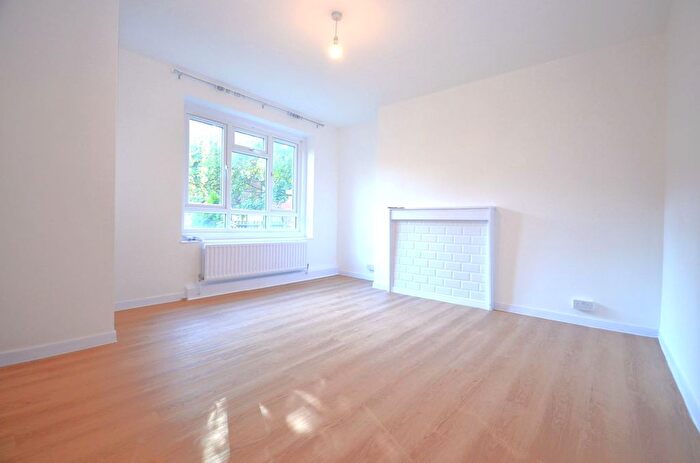 2 Bedroom Flat To Rent In Elizabeth Gardens, Acton, W3