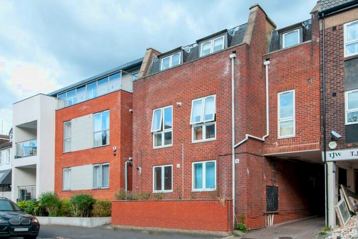 1 Bedroom Flat To Rent In Croydon Road, Caterham, CR3