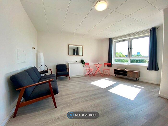 3 Bedroom Flat To Rent In Ashford House, London, SE8