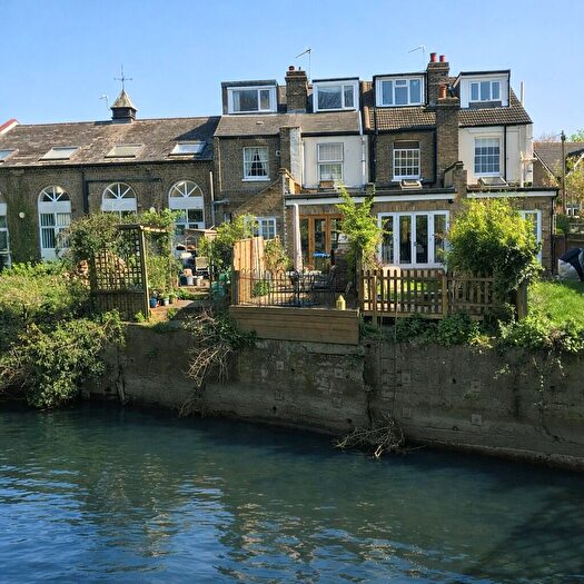 3 Bedroom Semi-Detached House For Sale In Church Walk, Weybridge, KT13