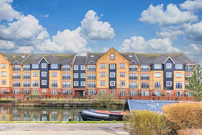 2 Bedroom Apartment To Rent In Longman Court, Aplsey Lock, HP3